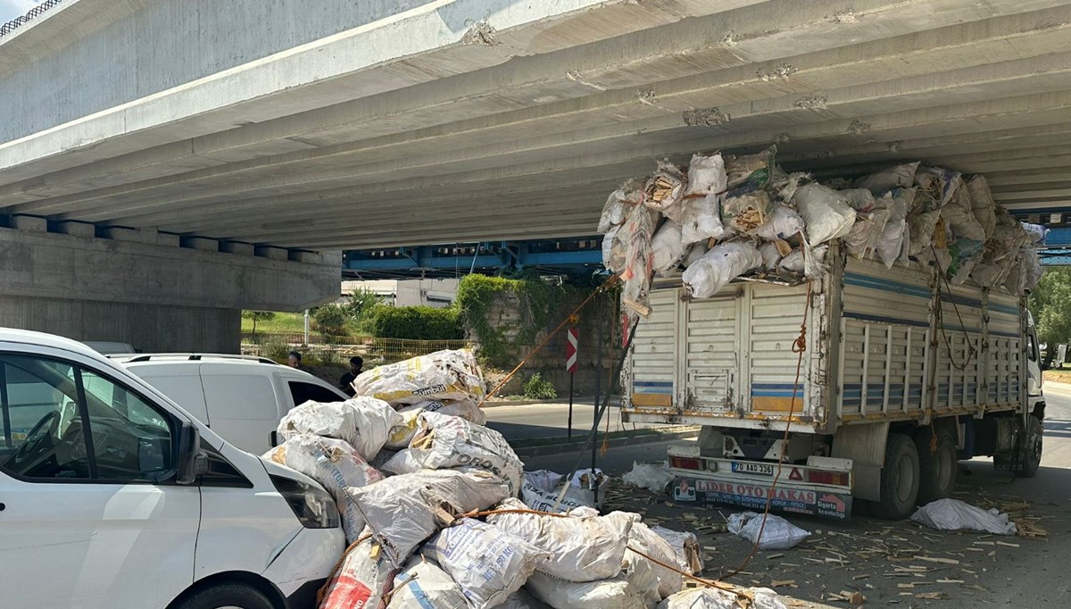 Adana’da odun yüklü kamyon köprü altında sıkıştı