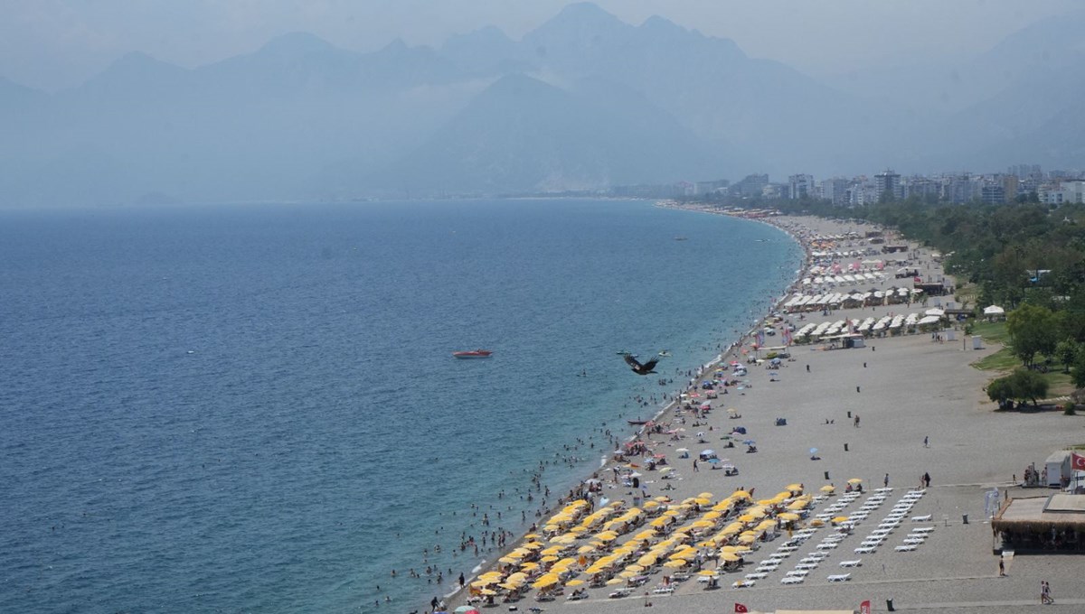 Antalya’da nem yüzde 80’i buldu! Sahiller dolup taştı