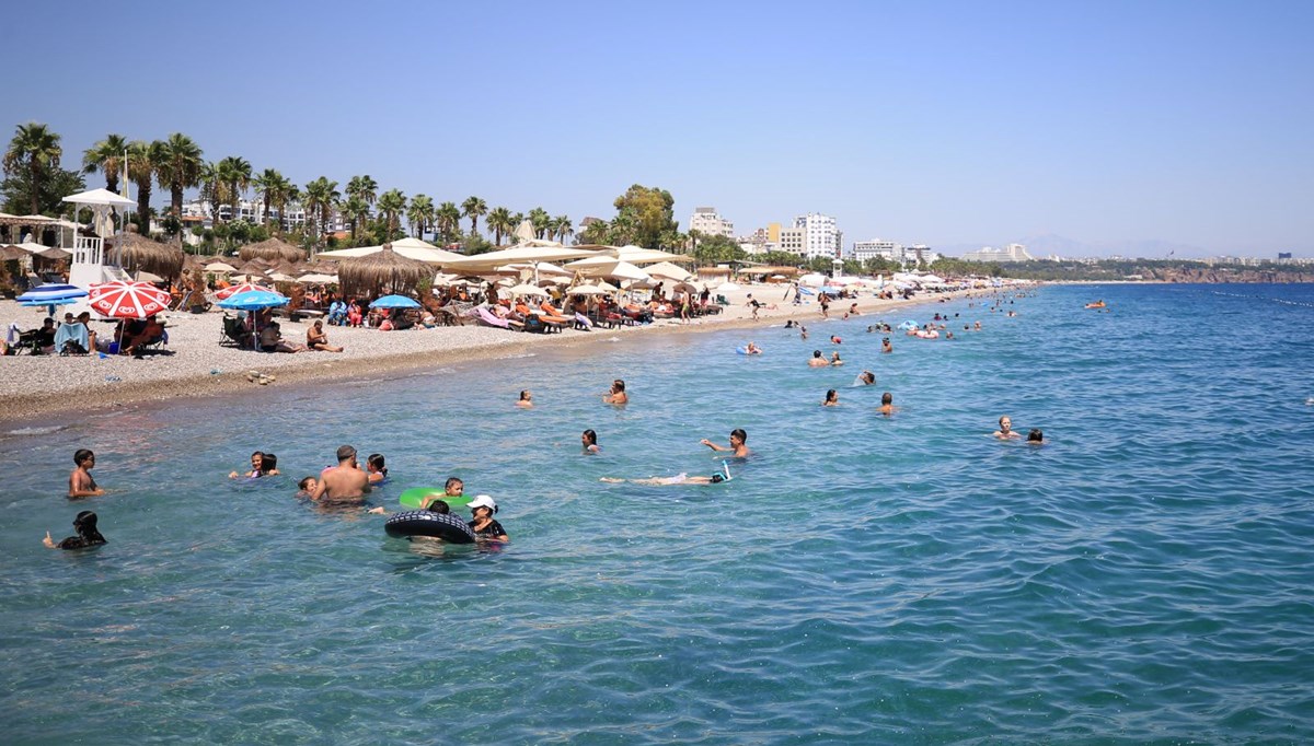 Antalya’da sıcaktan bunalanlar kendilerini sahile attı