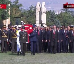 Devlet erkanından Anıtkabir ziyareti (Büyük zaferin 102. yılı)