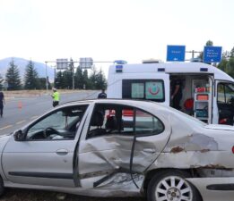 Elazığ’da otomobil ile hafif ticari araç çarpıştı: 8 yaralı