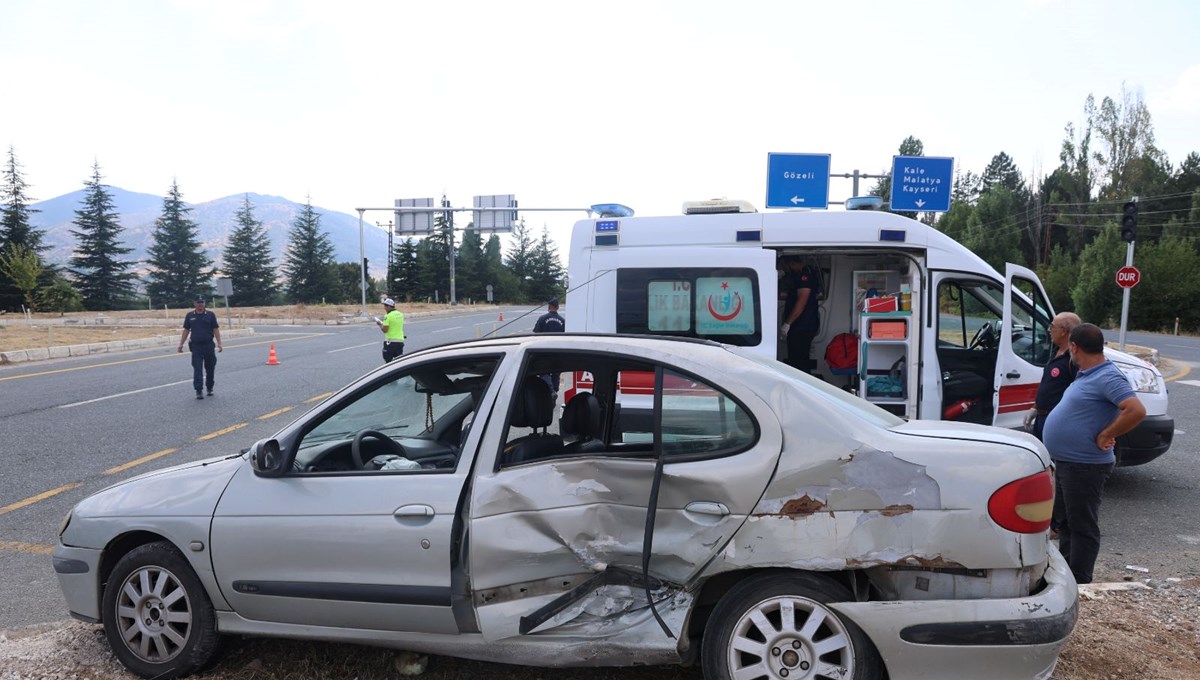 Elazığ’da otomobil ile hafif ticari araç çarpıştı: 8 yaralı