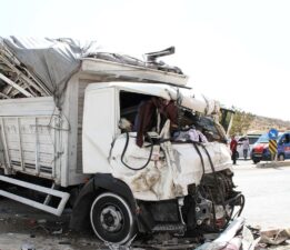 Hurdaya dönen kamyonetten sağ çıktı