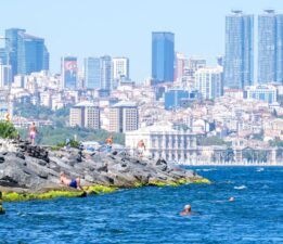 İstanbullular sahillere akın etti: Perşembeye dikkat!