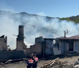 Kastamonu’da yangın: Bir kişi hayatını kaybetti, 3 ev küle döndü