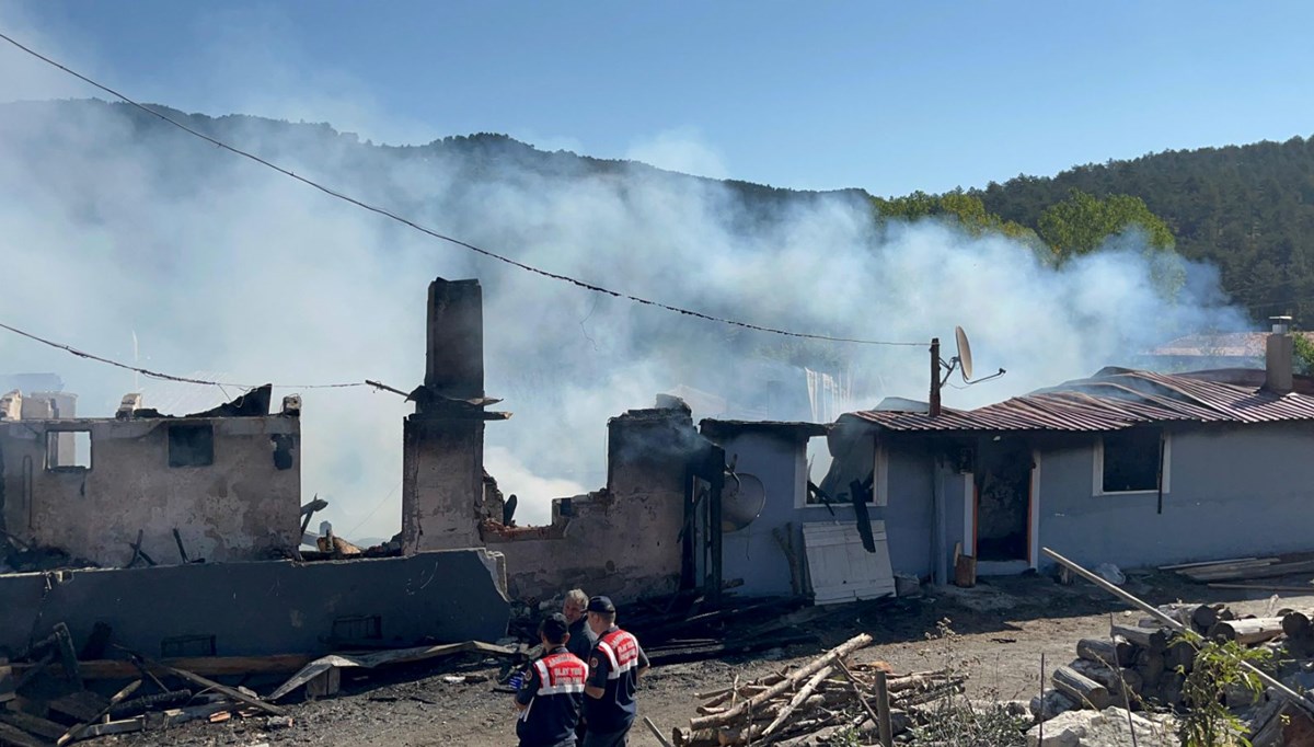 Kastamonu’da yangın: Bir kişi hayatını kaybetti, 3 ev küle döndü