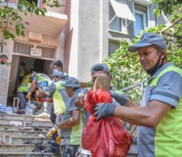 Kötü koku tüm mahalleyi sardı! 4 katlı binadan 6 kamyon çöp çıktı