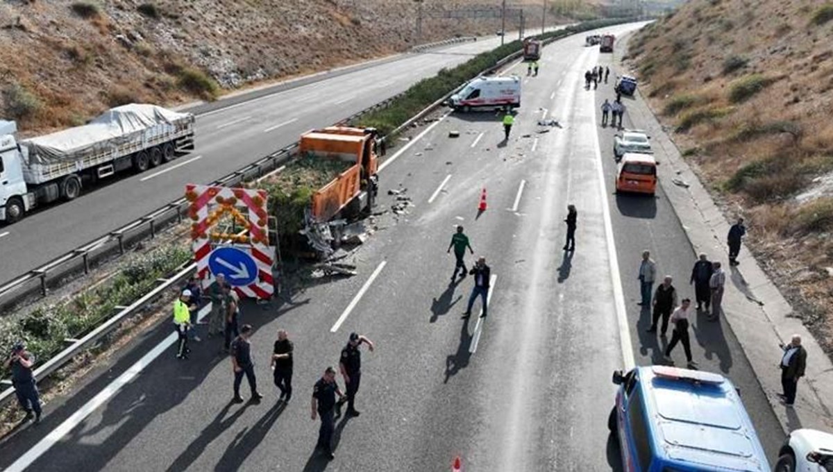 Lastik değiştirenlere TIR çarptı: 2 ölü, 1 yaralı