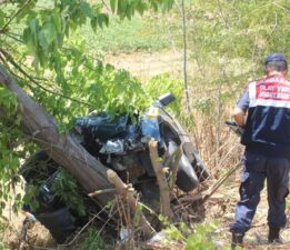 Manisa’da otomobil ağaca çarptı, sürücü ve eşi öldü