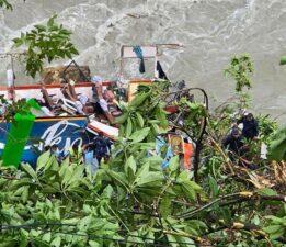 Nepal’de yolcu otobüse nehire düştü: 27 kişi hayatını kaybett