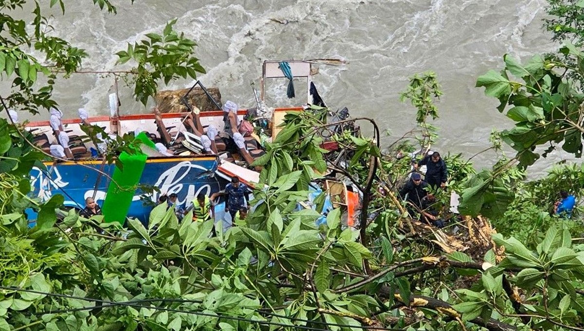 Nepal’de yolcu otobüse nehire düştü: 27 kişi hayatını kaybett