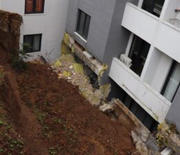 Ordu’da istinat duvarı çöktü: 48 daireli bina boşaltıldı