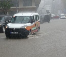 Rize’yi sağanak vurdu: Yollar göle döndü