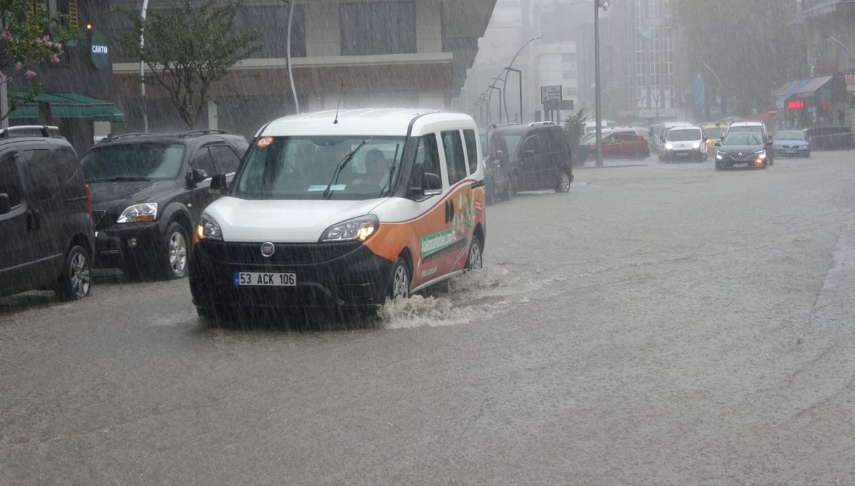 Rize’yi sağanak vurdu: Yollar göle döndü