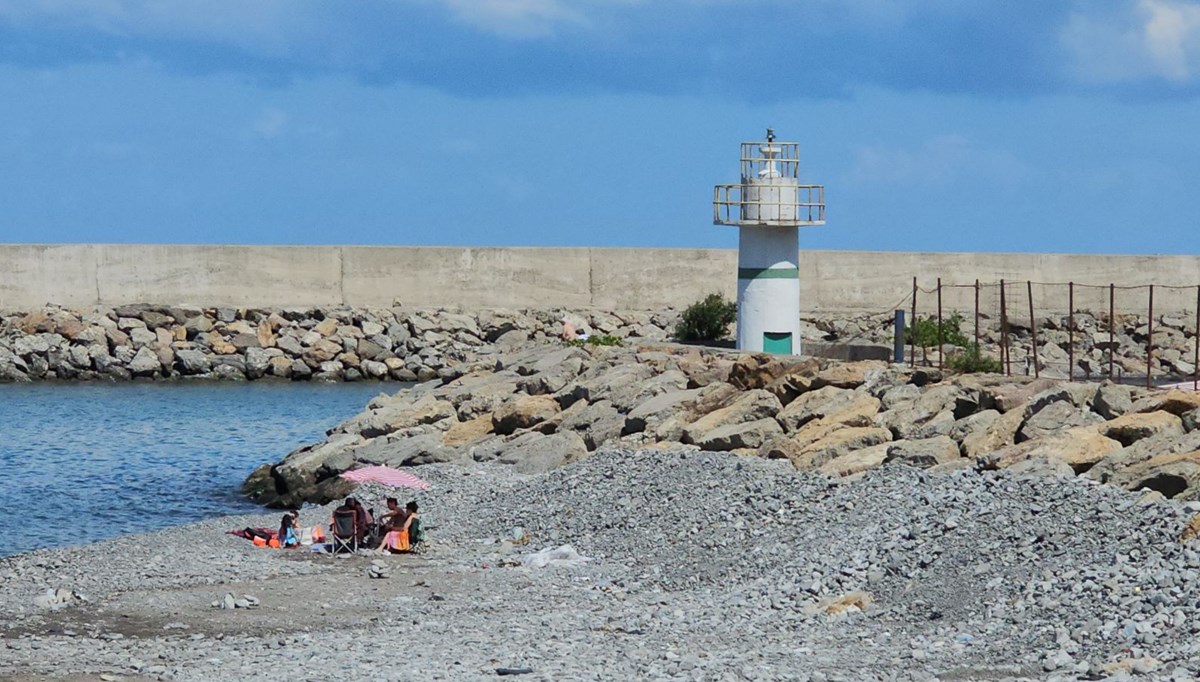 Sahildeki hafriyat tepecikleri denize sürüklendi: “100 metre ileri gitti”