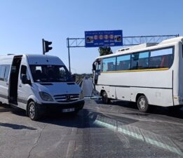 Servis aracı tur aracıyla çarpıştı, 2 turist yaralandı