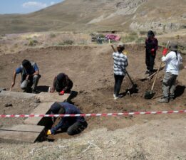 Urartu kalesinde yeni keşif: Fil ayağı, çakmak taşı, hayvan kemikleri…