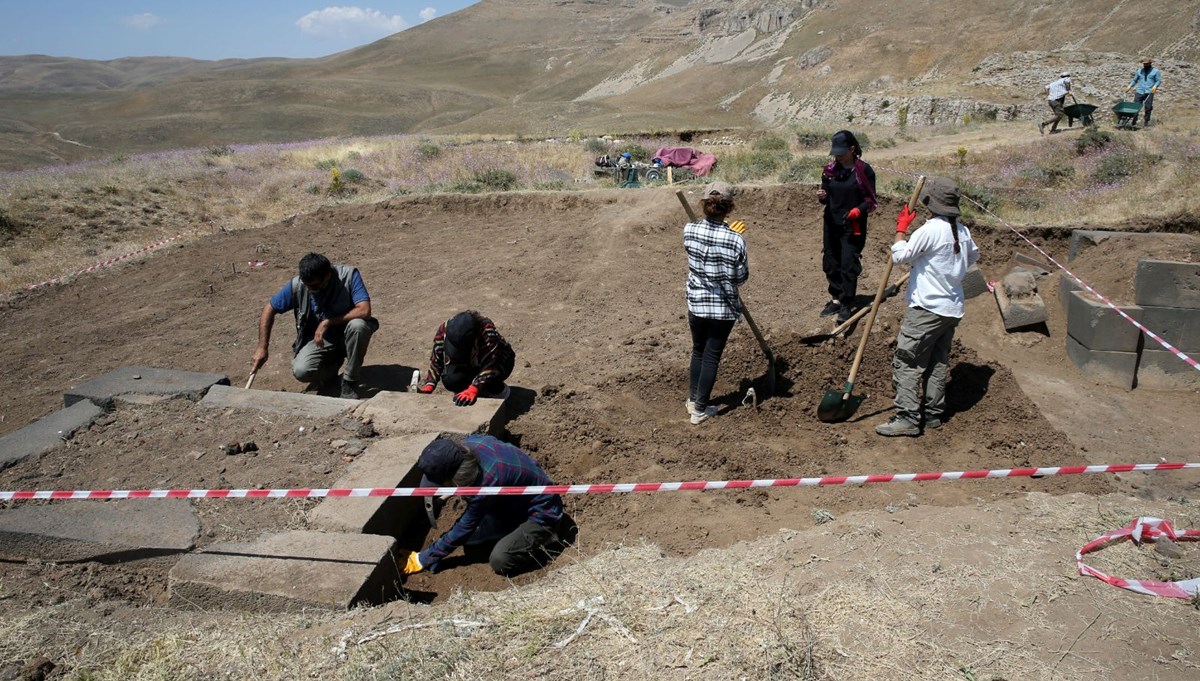 Urartu kalesinde yeni keşif: Fil ayağı, çakmak taşı, hayvan kemikleri…