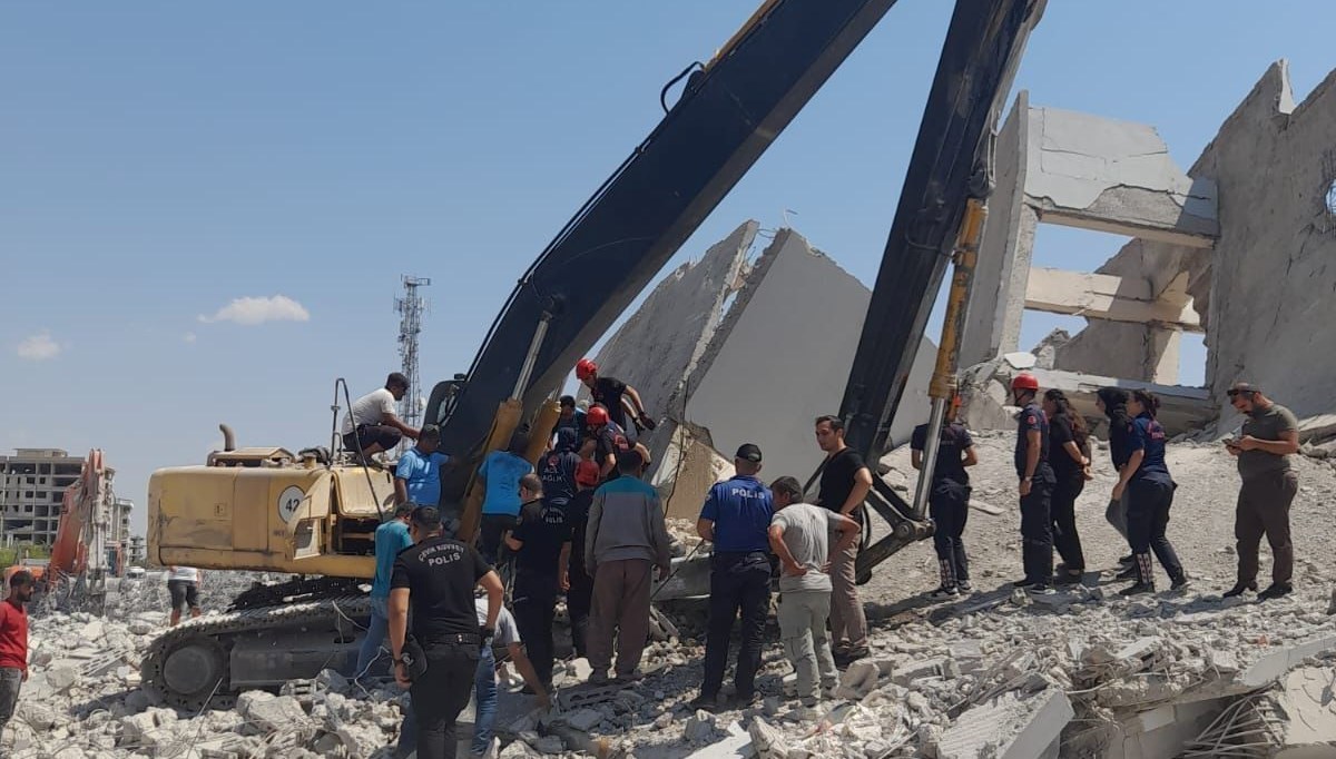 Yıkım yapan iş makinesine moloz düştü: 1 yaralı