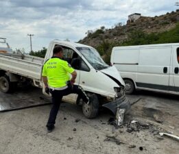 Yola kontrolsüz çıkan tır kamyonete çarptı: 3 yaralı