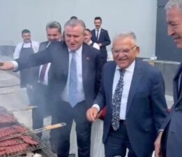 AKP’liler ‘sucuk mangal’ keyfi yaptı, sosyal medyada tepki yağdı: ‘Millet evine ekmek götüremiyor…’