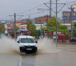 Antalya’da iki mevsim yaşandı! Bir tarafta sağanak, bir tarafta güneşli hava