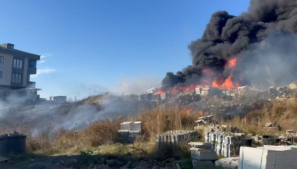 Arnavutköy’de depo yangını