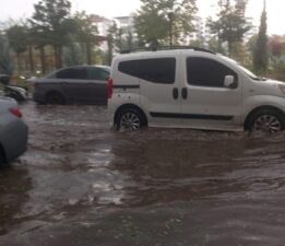 Diyarbakır’da caddeler göle döndü