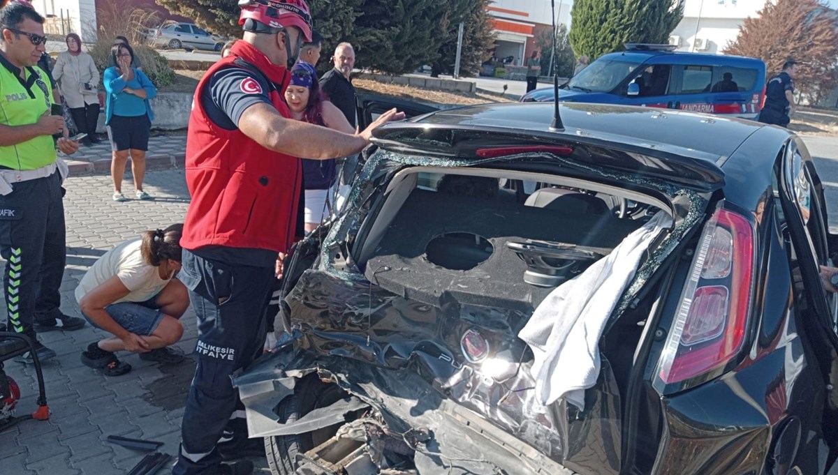 Edremit’te 3 araç trafik kazası yaptı: 4 yaralı