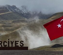 Erciyes’in zirvesi karla kaplandı