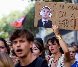 Fransa’da binlerce kişi sokaklarda: Yeni başbakan protesto ediliyor