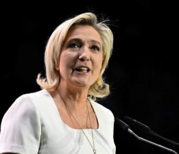 Fransız aşırı sağcı lider Le Pen gelecek yıl yeniden sandığa gidilmesini istedi