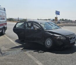 Hafif ticari araç ile otomobil kavşakta çarpıştı: 2 yaralı