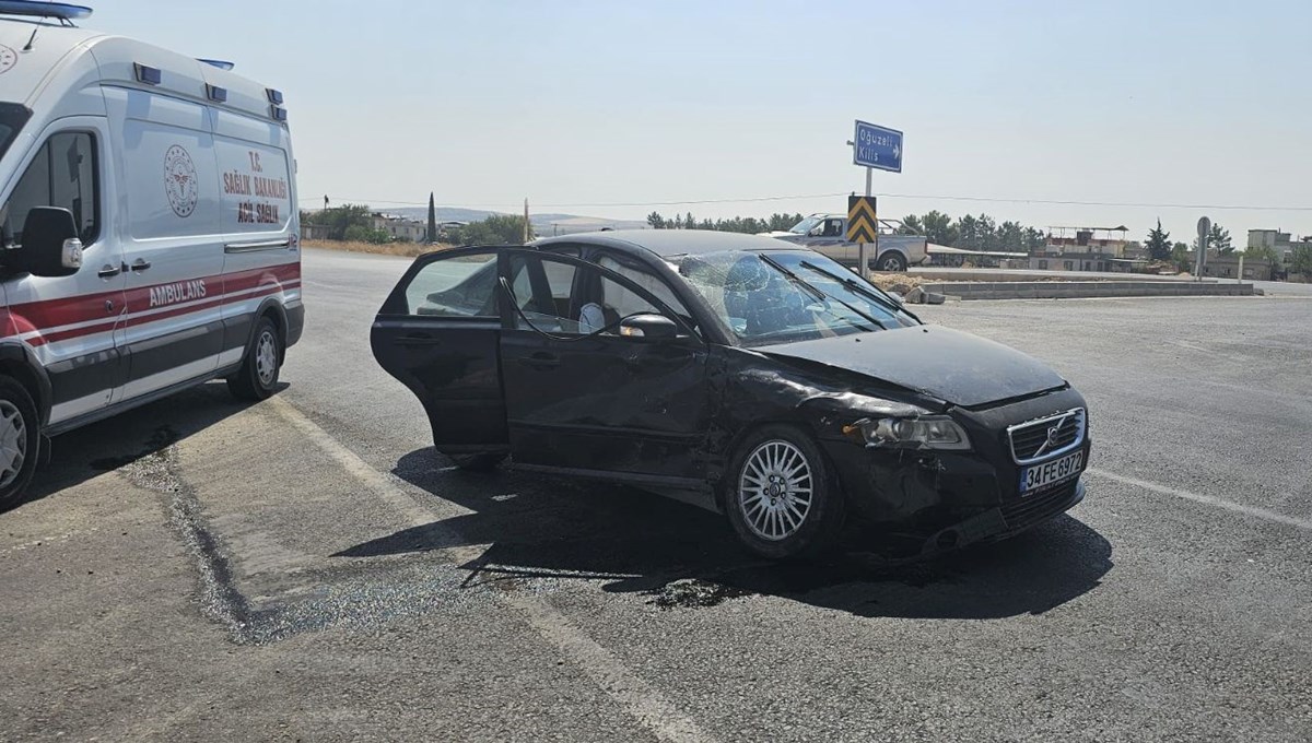 Hafif ticari araç ile otomobil kavşakta çarpıştı: 2 yaralı