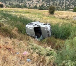 Hakkari’de hafif ticari araç takla attı: 2’si çocuk 4 yaralı