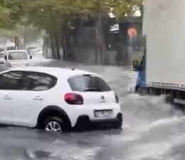 İstanbul’un Anadolu Yakası’nı sağanak vurdu: Yollar göle döndü, İETT otobüsünü su bastı