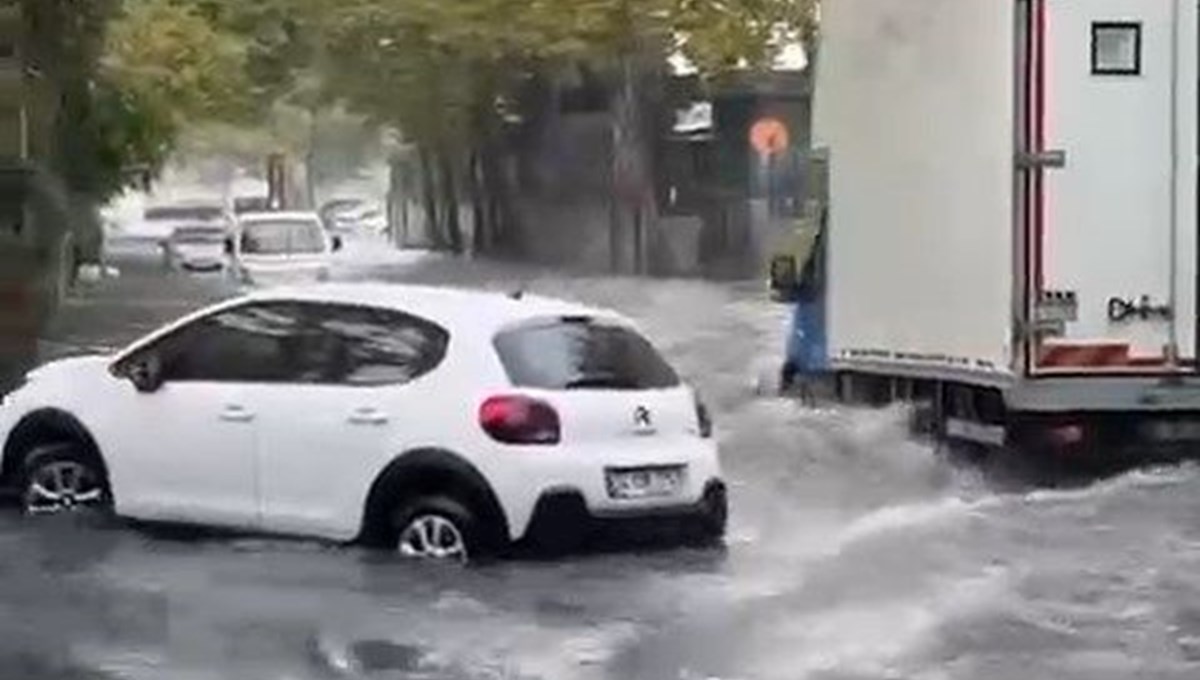 İstanbul’un Anadolu Yakası’nı sağanak vurdu: Yollar göle döndü, İETT otobüsünü su bastı