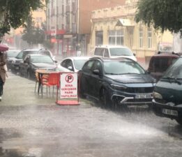 Kars’ta sağanak yağış! Cadde ve sokaklar göle döndü