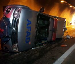 Kaza ihbarına giden AFAD aracı devrildi: Yaralılar var