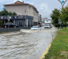 Kocaeli’de sağanak! Cadde ve sokaklar göle döndü