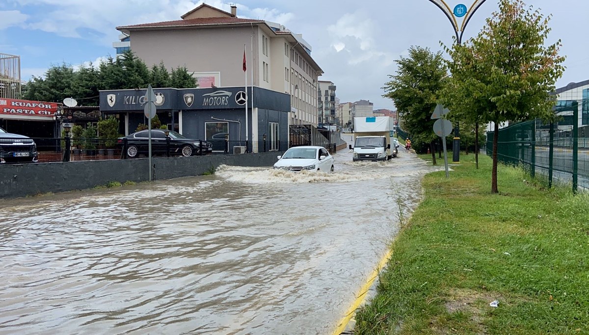 Kocaeli’de sağanak! Cadde ve sokaklar göle döndü