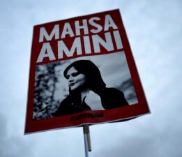 Mahsa Amini’nin ardından iki yıl: İranlı kadınlar hala yasaklara meydan okuyor