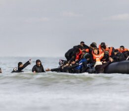 Manş Denizi’nde bir göçmen faciası daha: Fransa’dan İngiltere’ye giden teknede 12 kişi öldü