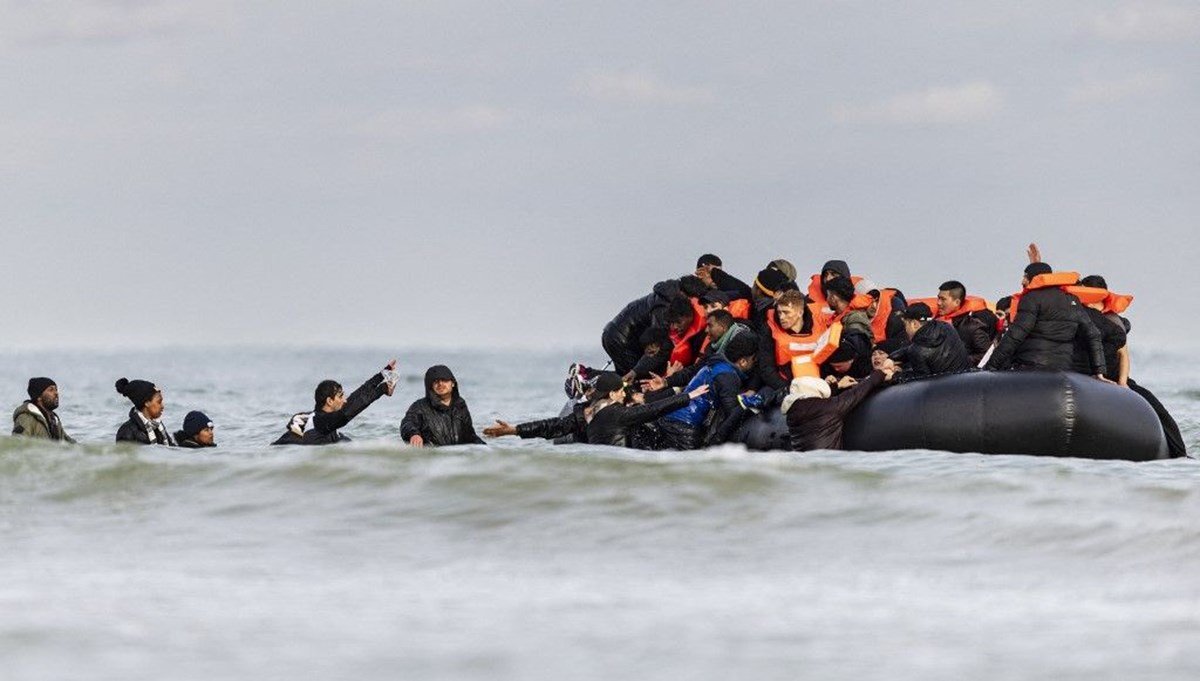 Manş Denizi’nde bir göçmen faciası daha: Fransa’dan İngiltere’ye giden teknede 12 kişi öldü