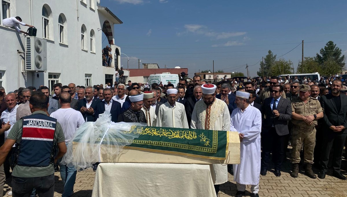 Narin’e gözyaşları içinde acı veda: Küçük Narin köyünde defnedildi