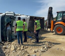 TEM’de feci kaza: hafriyat yüklü kamyon devrildi