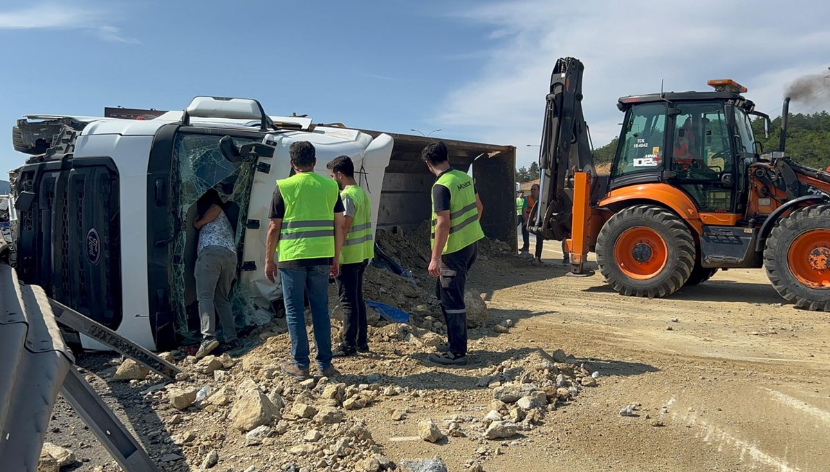 TEM’de feci kaza: hafriyat yüklü kamyon devrildi