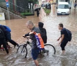 Trabzon’da şiddetli yağış! Sokaklar ve caddeler göle döndü