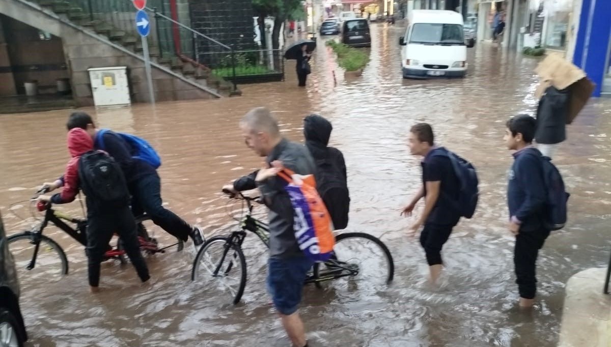 Trabzon’da şiddetli yağış! Sokaklar ve caddeler göle döndü