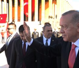 Anıtkabir’de yine ‘Erdoğan’ ve ‘Reis’ sloganları: Kanuna aykırı olmasına rağmen…